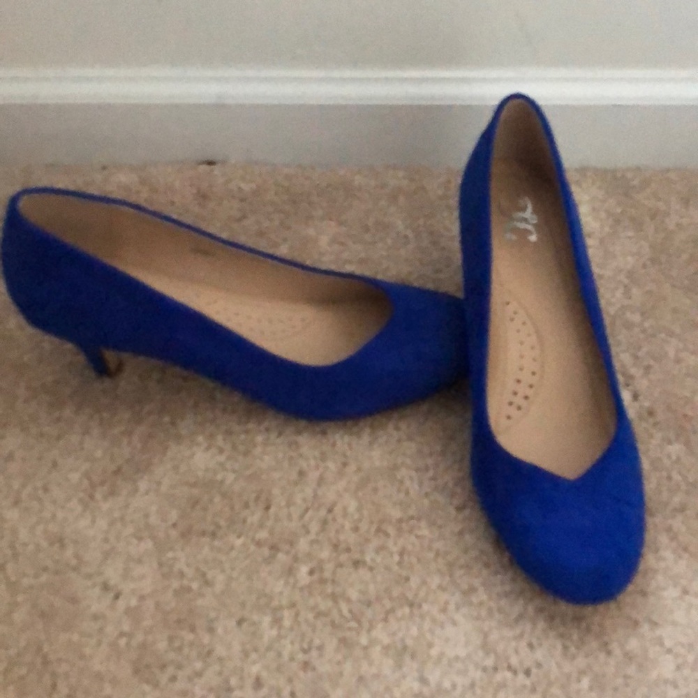 Cute blue suede pumps.  Size 9, heel is 2 inches.